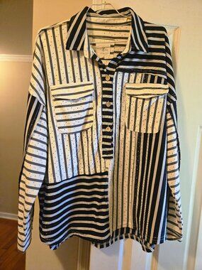 Umgee L button up blouse black/white , very cute & classy